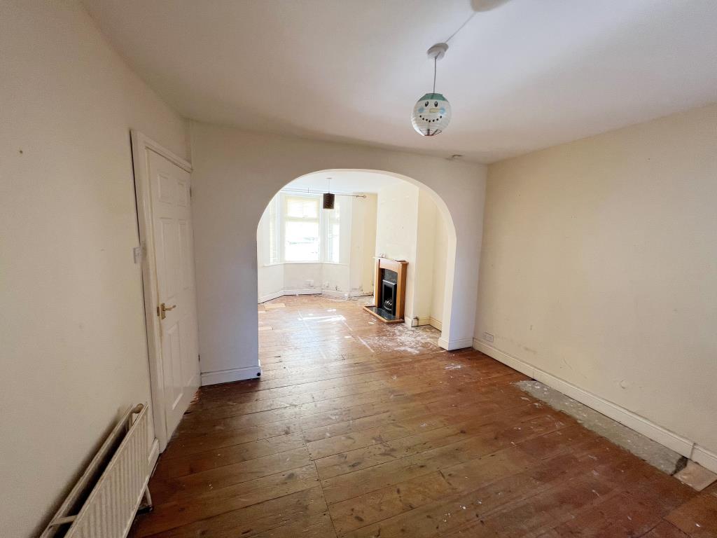 Lot: 8 - TOWN CENTRE HOUSE WITH OFF-ROAD PARKING - 